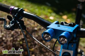 La lampe VTT Ferei BL200 montée sur le cintre