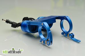 La lampe VTT Ferei BL200 se fixe avec 2 attaches rapides en alu