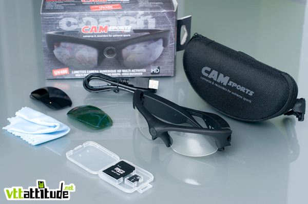 La caméra embarquée CAMSports Coach est livrée avec des verres de rechange, un étui et une carte micro SD