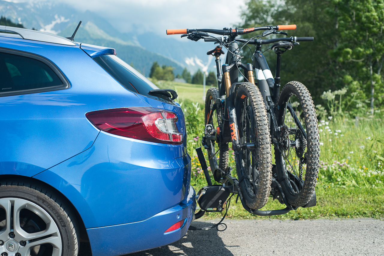 Porte vélos sur attelage Mottez Zeus pour 2 vélos - Feu Vert