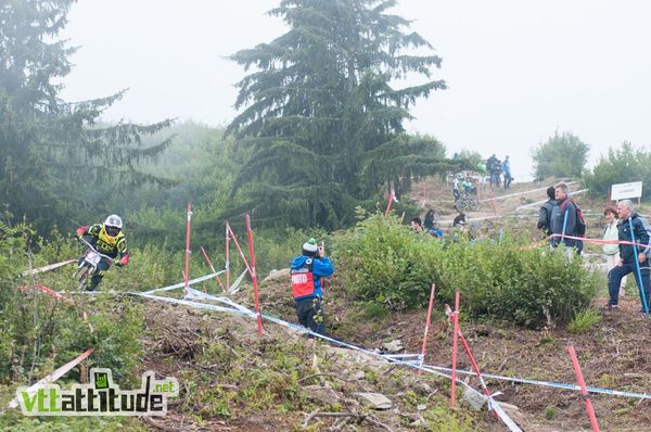 Samedi matin, jour de course, les essais débute dans un vilain brouillard pour Rémi Thirion (Commençal / Riding Addiction)