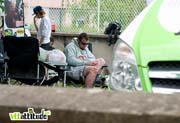 Nathan Rennie (avec un bobo au genou) se repose après sa chute.