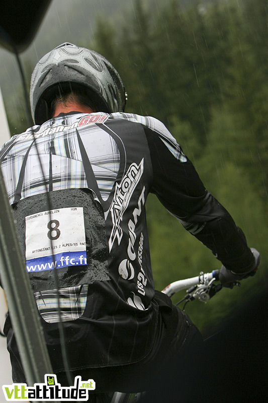 Aurélien Giordanengo, team Ayton Giant, devient champion de France de 4X 2009 sur la piste d'Oz en Oisans.