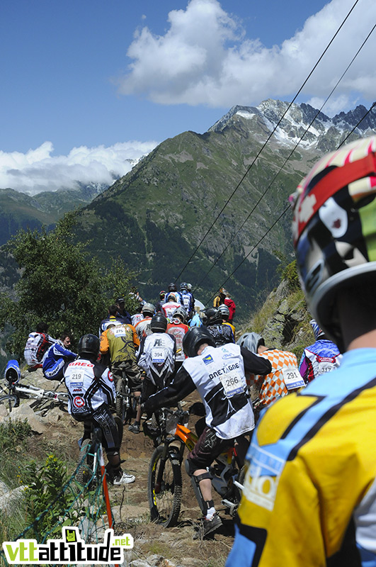 Attente au départ de la piste de DH d'Oz en Oisans. Championnat de France de VTT de descente 2009, Oz en Oisans.