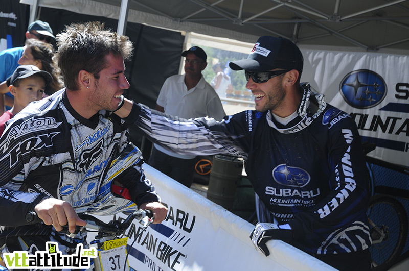 Aurélien Giordanenge, devenu champion de France de VTT 4X 2009 deux jours plus tt félicite Fabien Barel pour sa victoire en descente.