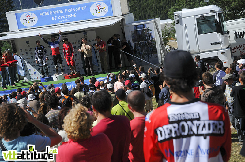 Fabien Barel devient championne de France de VTT de descente 2009 à Oz en Oisans. Il est accompagné sur le podium par Mickaël Pascal et Fabien Pédemanaud.