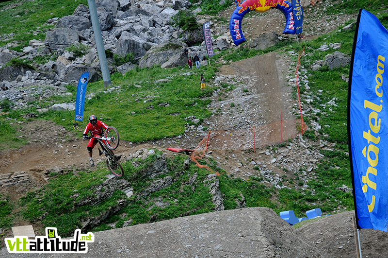 Fabien Pédemanaud, 3ème du contest, descend The Face en 1min15 sur une ligne bien engagée et se paye quelques tricks pour le fun.