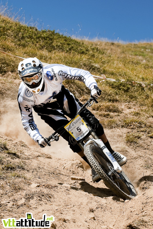 Damien Spagnolo, coéquipier de Fabien Barel au sein du team Subaru, monte sur la 3ème marche du podium. Coupe de France de VTT de descente 2009, 4ème manche à Val d'Isère.