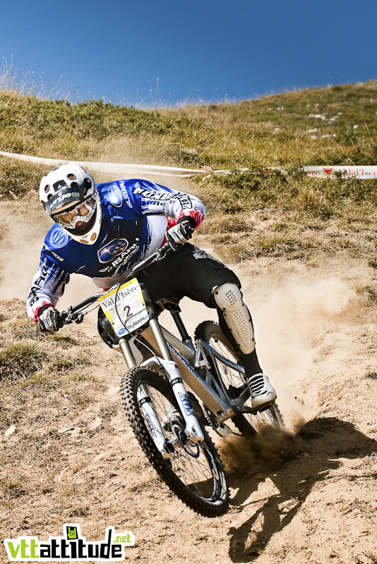 Fabien Barel, qui inaugurait la version finale de son Mondraker Summit, remporte la manche de Val d'Isère. Le sudiste du team Subaru Mondraker achève s apréparation pour les mondiaux de la plus belle façon. Coupe de France de VTT de descente 2009, 4ème manche à Val d'Isère.