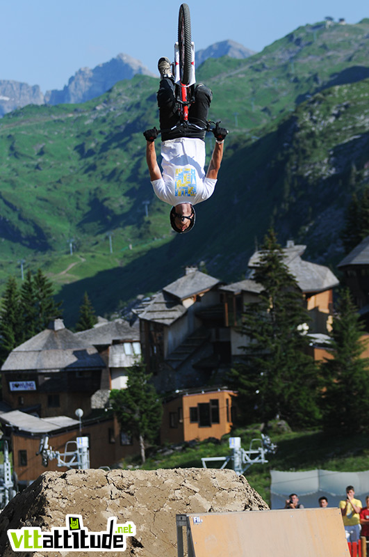 Backflip bien tendu pour Robin Chauvin.