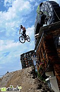 Le drop depuis les toits d'Avoriaz. Un passage chaud patate qui aura causé de nombreuses chutes.