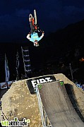 Le best trick se jouait en soirée, ici Antoni Villoni prépare son backflip indian air.