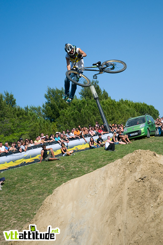 Mike Montgomery, un ricain qui vient de BMX avec la ferme intention d'apporter de la nouveauté dans le slopestyle avec son gros niveau et des figures nouvelles. 