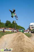 Backflip superman pour Sam Pilgrim sur le dernière bosse de dirt, vant d'enchainer un flair sur le quarter.