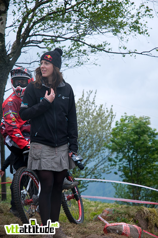 Rachel Atherton ne roule toujours pas mais joue les reporters de luxe pour Freecaster.