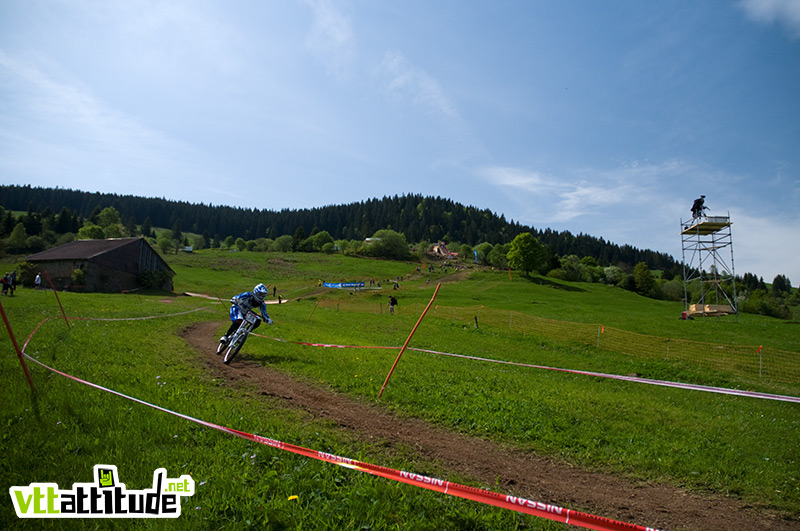 La haut de la piste, à droite le trépied du caméraman de Freecaster : léger et transportable !