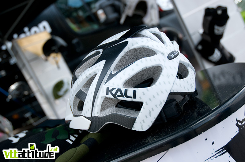 Le casque Kali Protectives pour le XC / enduro : bien couvrant, très joli et surtout très très light.