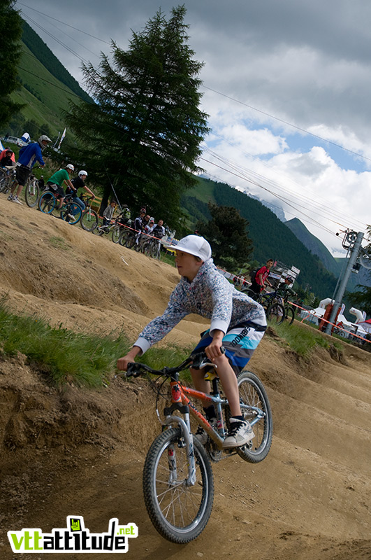 La pump track est à la mode, que ce soit la version boisée et chronométré proposée par Sunn sur la salon ou celle en terre de la station. En photo, le pilote le plus fluide et stylé de la journée, qui en a dégouté plus d'un (moi d'abord) !