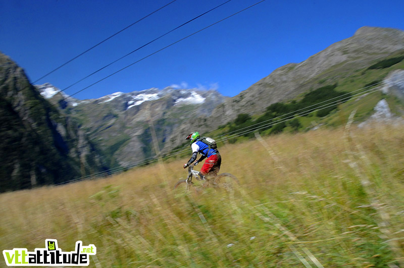 La descente finale par le sentier piéton de Venosc, après la traversée du village des 2 Alpes.