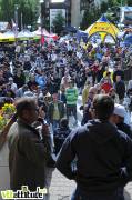 Le briefing des pilotes sur la place des 2 Alpes. Les organisateurs expliquent leur choix de l'annulation des qualifs. La neige tombée en masse rend la descente trop dangereuse !