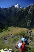 La descente finale par le sentier piéton de Venosc, face à la Muzelle.