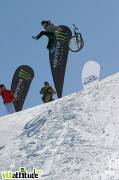 L'Alp'N Slopestyle annulé pour cause de bike park boueux, les dirters se sont donné rendez-vous sur le snow park pour envoyer du trick !