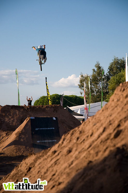 Le slopestyle du Roc, finale du Wall Ride Tour et sa jolie terre fine et foncée.