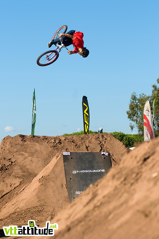 Yannick Granieri, second de la finale du WRT en 360 nosedive sur la dernière double du slopestyle. Finale du Wall Ride Tour 2009 au Roc d'Azur.