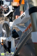 Gros plan sur les tubes hydroformés du nouveau KTM Aphex 2010, un cadre très agressif aux angles vifs qui propose une douille de direction réglable.