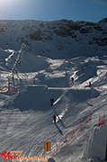 Vue d'ensemble sur la piste avec 3 pilotes sur la bosse d'arrivée