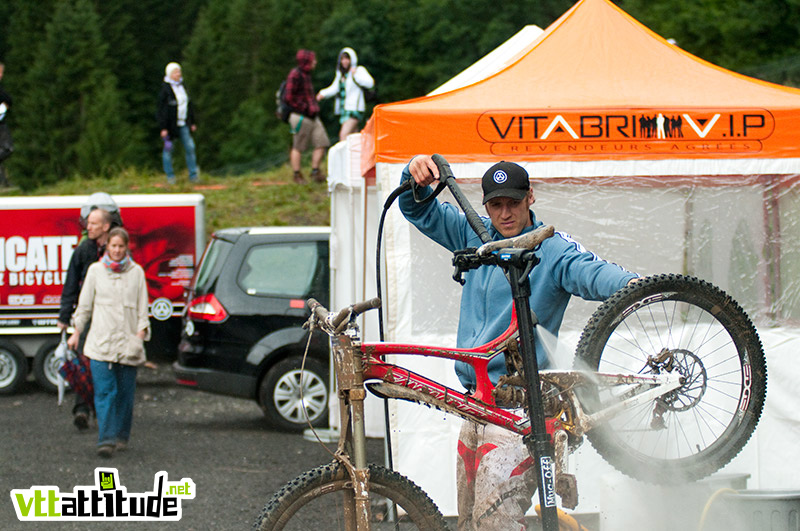 Steve Peat a du perdre un jeu avec ses camarades de team, c'est lui qui se colle au lavage des 3 vélos.