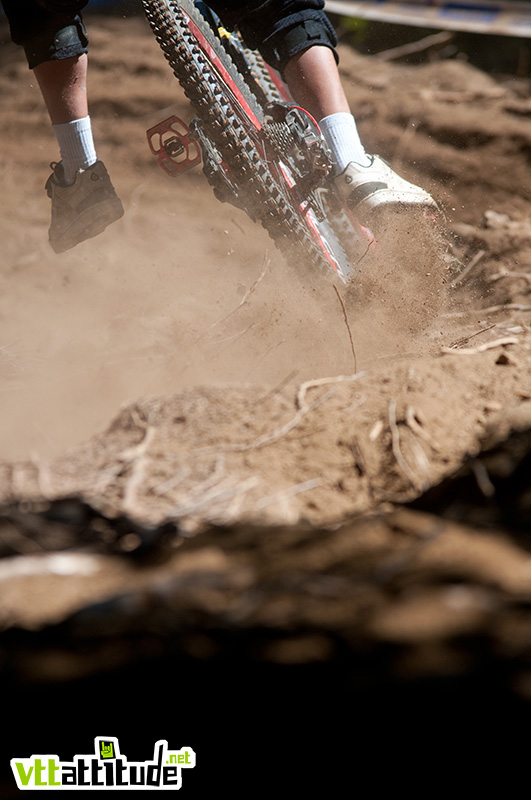 Coupe de France VTT de descente 2010, étape de Méribel, sous le soleil et dans la poussière.