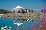 Le départ de la Coupe de France de VTT de descente de Méribel avait une ambiance assez particulière au bord de ce lac artificiel et sous le soleil.