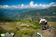 Coupe de France de VTT 2010, épreuve de descente à Méribel, peu après le départ, la vue est bien dégagée sur la vallée.