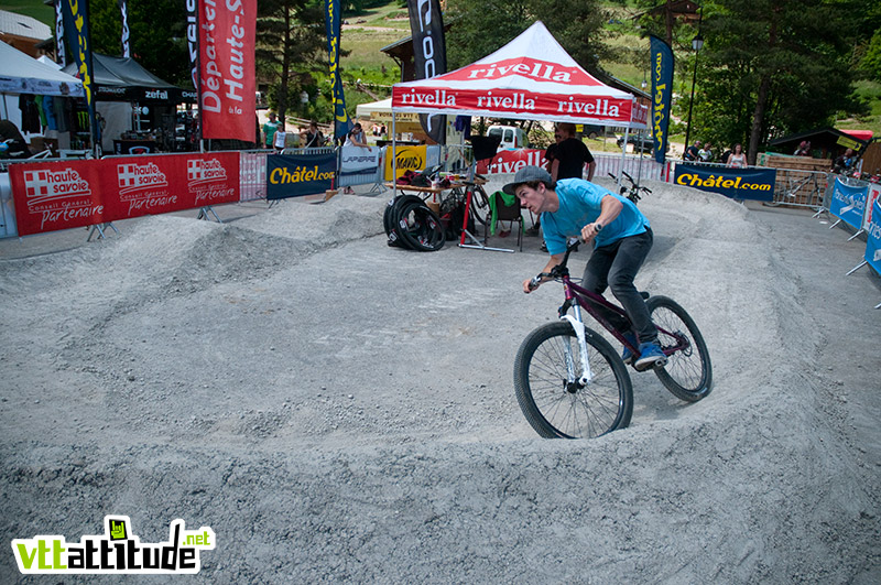 Le défi Pump Track à l'entrée du salon, non seulement ludique mais aussi au top pour gagner des cadeaux !