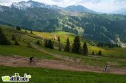 Descente direction Avoriaz depuis le sommet de Chtel par une belle piste toute fra&icircche, ludique et fluide comme on les aime.