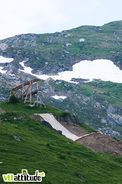 Le petit truc sous la grosse passerelle, c'était LE drop de l'an dernier et ses 8m que Berrecloth a sauté en 360 ... Pour le Chatel Mountain Style 2010, on passe à 11m. De loin ça calme et d'en haut, ça fait très peur.