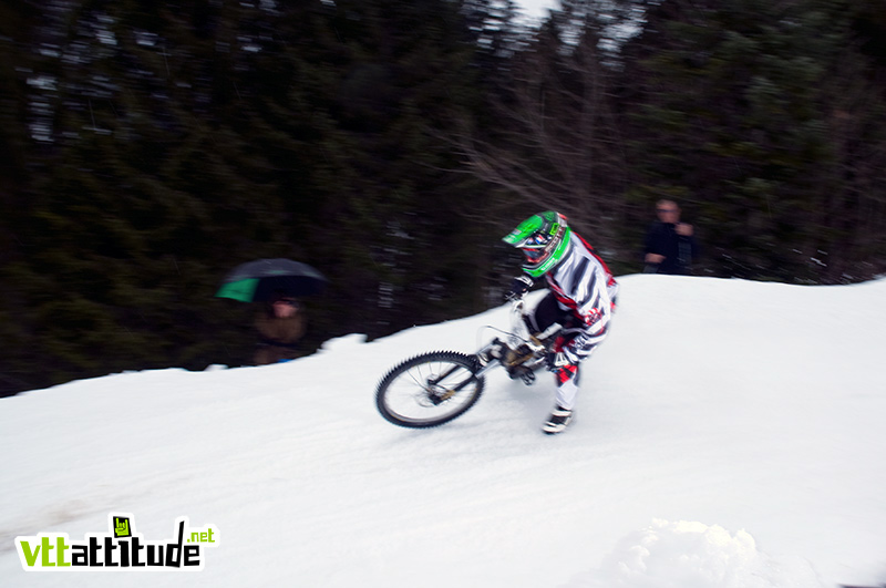 Yohann Paccard, impressionant sur la neige, signe un triplet sur cette épreuve. Ici, tout en travers dans la virage suivant la grosse double.