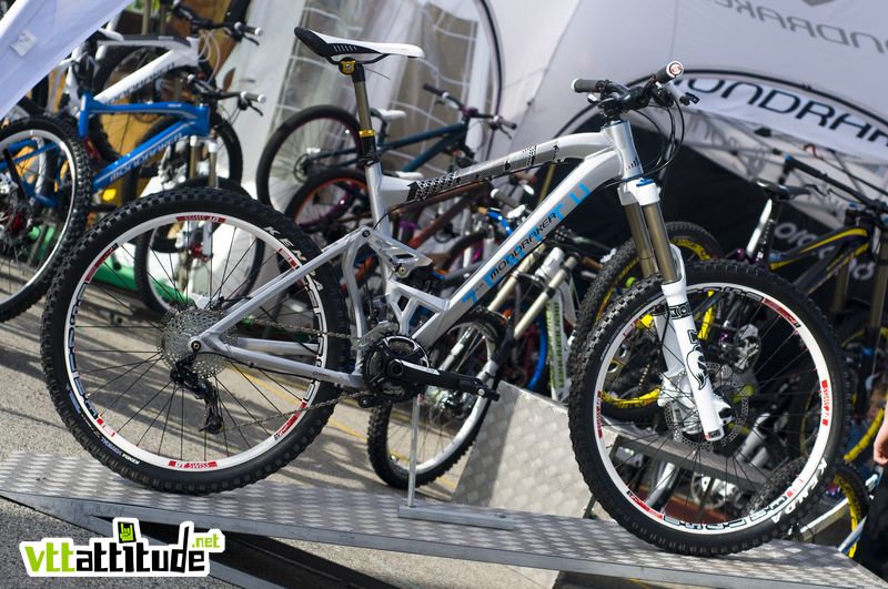 Un nouveau bike pour le gros enduro débarque dans la gamme Mondraker. Avec 170mm de débattement avant  / arrière mais un cadre très léger (voir la finesse du bras arrière), le Zenith est taillé pour la montagne.