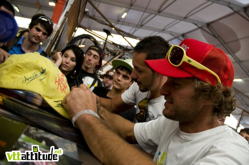 Richie Schley, un brin plus discret que Cédric Gracia sur le stand Race Company pour les dédicaces ... mais légende du freeride quand même (et c'était déjà le cas avant l'invention du Power Balance ;-) !