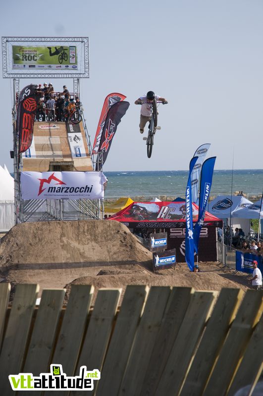 22 semi remorques de terre, 1 de bois, 16 000 vis, beaucoup de boulot, des riders, la mer et du public, elle a pas la classe cette finale du Wall Ride Tour 2010 sur le Roc d'Azur ? 