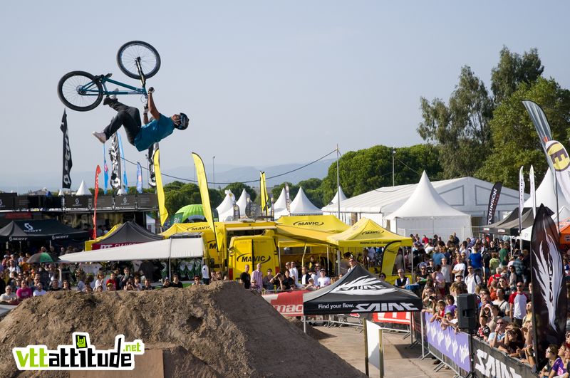 Backflip whip pour Amir Kabbani. A noter que le rider allemand a roulé le XC le lendemain ... polyvalent le garçon !