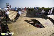 Vue générale du setup de cette finale du Wall Ride Tour 2010 : le gros drop du départ, l'énorme première double, un step-up et une pump-track en bois 3 mètres au dessus du niveau de la mer et une bonne grosse bosse de dirt pour finir ! Momo au plus près de l'action pour les commentaires !